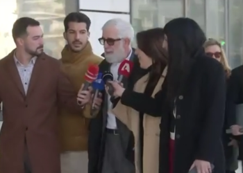 Χαμός στη δίκη Φιλιππίδη: Ο σύζυγος της καταγγέλλουσας όρμηξε σε γυναίκα δικηγόρο για να της κάνει «αναπαράσταση της απόπειρας βιασμού»