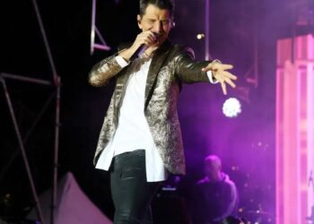 Ο Σάκης Ρουβάς έκλεισε τα 53 και ο Πάνος Μουζουράκης του τραγούδησε on stage το Happy Birthday – Η Έλενα Παπαρίζου, η τούρτα και το ξέφρενο γλέντι