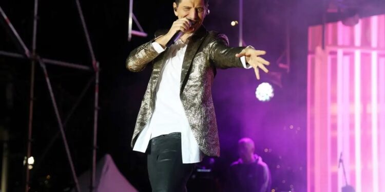 Alldaynews.gr Ο Σάκης Ρουβάς έκλεισε τα 53 και ο Πάνος Μουζουράκης του τραγούδησε on stage το Happy Birthday – Η Έλενα Παπαρίζου, η τούρτα και το ξέφρενο γλέντι