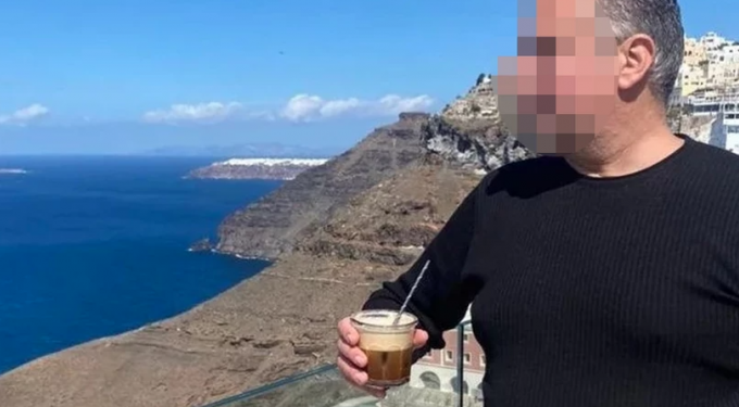 Alldaynews.gr Θεσσαλονικιά έγινε viral επειδή περπατούσε με εσώρουχο κρεμασμένο στο παλτό της ‑ Δείτε βίντεο