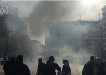 Τα ΜΑΤ της κυβέρνησης διαλύουν τη μεγαλειώδη συγκέντρωση – Έπνιξαν με δακρυγόνα το Σύνταγμα