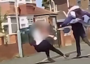 24χρονος κυνηγάει ανήλικη μαθήτρια στον δρόμο και την μαχαιρώνει πέντε φορές – Συγκλονιστικό βίντεο