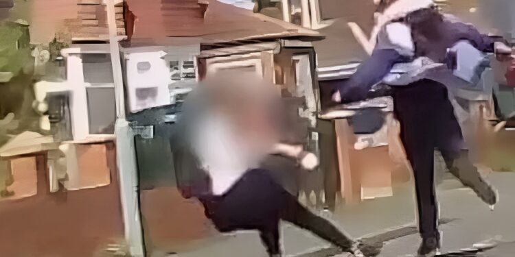 Alldaynews.gr 24χρονος κυνηγάει ανήλικη μαθήτρια στον δρόμο και την μαχαιρώνει πέντε φορές – Συγκλονιστικό βίντεο