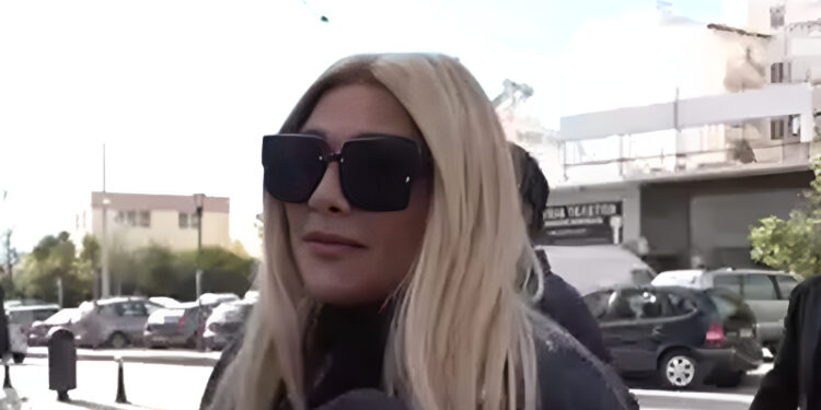 Alldaynews.gr Αγγελική Ηλιάδη: Συγκινημένη στη κηδεία της γιαγιάς της, Καίτης Γκρέυ με τον 11χρονο γιο της