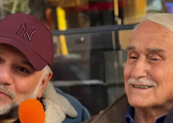 Alldaynews.gr Γρηγόρης Αρναούτογλου: Ποζάρει με τον πατέρα του στα γυρίσματα του «The Roadshow» – Θα εμφανιστεί σε εκπομπή του