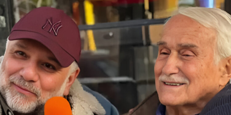 Alldaynews.gr Γρηγόρης Αρναούτογλου: Ποζάρει με τον πατέρα του στα γυρίσματα του «The Roadshow» – Θα εμφανιστεί σε εκπομπή του