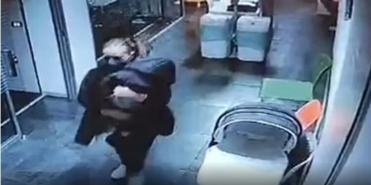 Alldaynews.gr Γυναίκα παρίστανε την νοσοκόμα και άρπαξε νεογέννητο μωρό από μαιευτήριο – Μητέρα νεογέννητου: «Είχαμε χάσει κάθε ελπίδα» (video)