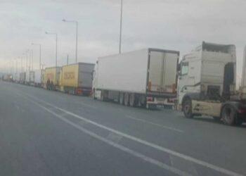 Χάος στη Θεσσαλονίκη με 80 ακινητοποιημένες νταλίκες: «Είμαστε εδώ 32 ώρες», καταγγέλλει οδηγός (video)