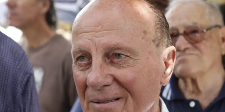 Πέθανε ο Μίμης Δομάζος – Θρήνος για τον «στρατηγό» του ελληνικού ποδοσφαίρου