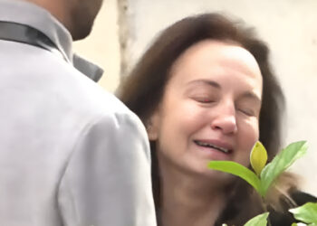 Κηδεία Μίμη Δομάζου: «Κατέρρευσε» η κόρη του, Ευαγγελία έξω από τη Μητρόπολη Αθηνών