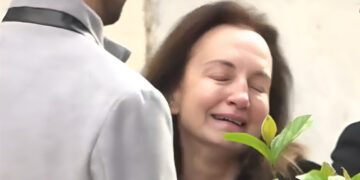 Alldaynews.gr Κηδεία Μίμη Δομάζου: «Κατέρρευσε» η κόρη του, Ευαγγελία έξω από τη Μητρόπολη Αθηνών