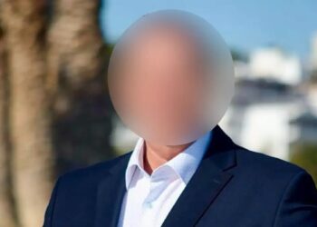 Αυτός είναι ο Σύμβουλος πασίγνωστου Δημάρχου που συνελήφθη για εκβίαση: «Μου την έστησαν», λέει ο ίδιος – Κυκλοφορούσε με ταυτότητες της Interpol, πιστόλι και φάρο