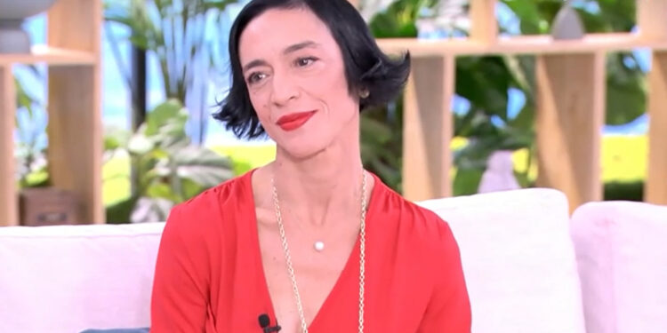 Alldaynews.gr Κατερίνα Καινούργιου σε Έλενα Τοπαλίδου: «Σε βρίσκω πιο γοητευτική από τον Νίκο Κουρή» – «Παρ’ τον τηλέφωνο να του το πεις»