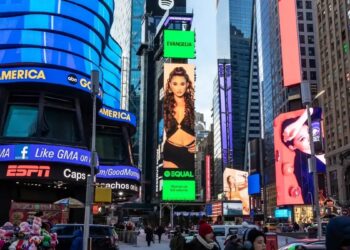 Alldaynews.gr Η Evangelia εμφανίστηκε στο Billboard του Spotify και έκανε την Times Square να χορέψει πεντοζάλι
