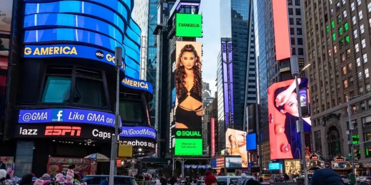 Alldaynews.gr Η Evangelia εμφανίστηκε στο Billboard του Spotify και έκανε την Times Square να χορέψει πεντοζάλι