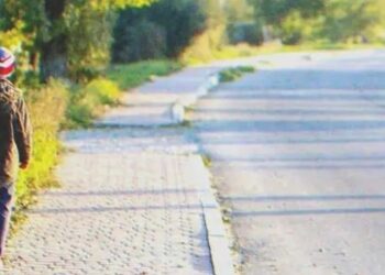 Γυναίκα παρακολουθεί το μικρό αγόρι που μαζεύει καθημερινά τα αποφάγια από το εστιατόριο της