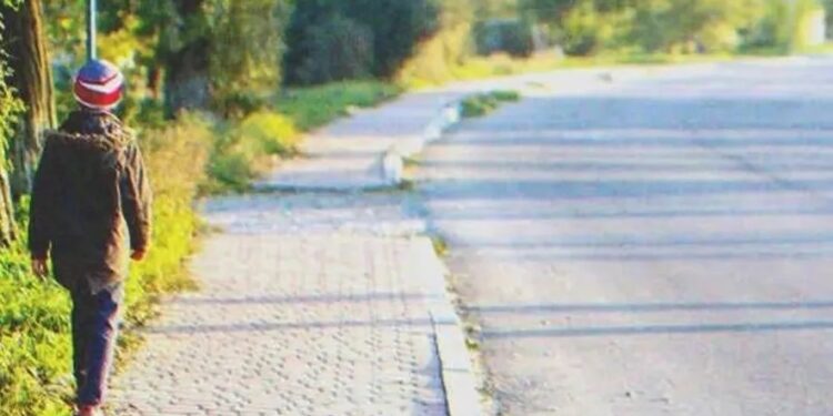 Alldaynews.gr Γυναίκα παρακολουθεί το μικρό αγόρι που μαζεύει καθημερινά τα αποφάγια από το εστιατόριο της