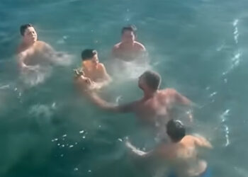 Χαμός στα social για τον Γιώργο Μανίκα: Αρπάζει τον σταυρό από παιδάκι για να τον δώσει στον γιο του