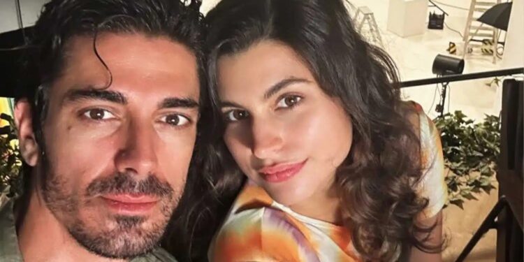 Alldaynews.gr Αχώριστοι και εκτός: Άγιου Έρωτα Δημήτρης Γκοτσόπουλος και Δανάη Παππά – Σούσουρο με την φωτογραφία που ανέβασαν μέσα από το σπίτι