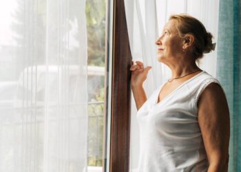 Ηλικιωμένη γυναίκα γιορτάζει τα Χριστούγεννα μόνη της αφού τα παιδιά της ανακάλυψαν ότι είναι καθαρίστρια