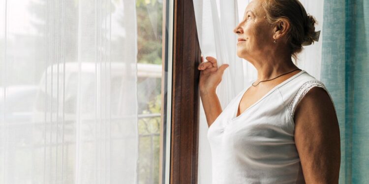 Alldaynews.gr Ηλικιωμένη γυναίκα γιορτάζει τα Χριστούγεννα μόνη της αφού τα παιδιά της ανακάλυψαν ότι είναι καθαρίστρια