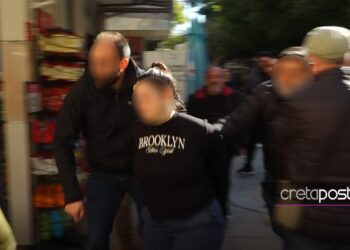 Επεισόδια έξω από τα δικαστήρια Ηρακλείου όπου απολογείται το ζευγάρι για την κακοποίηση του 3χρονου Άγγελου – Οργισμένοι πολίτες επιχείρησαν εισβολή