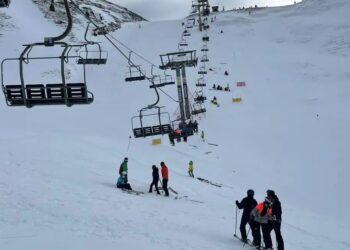 Έπεσε αναβατήρας σκι – Τραυματίες και εγκλωβισμένοι (φωτο, video)