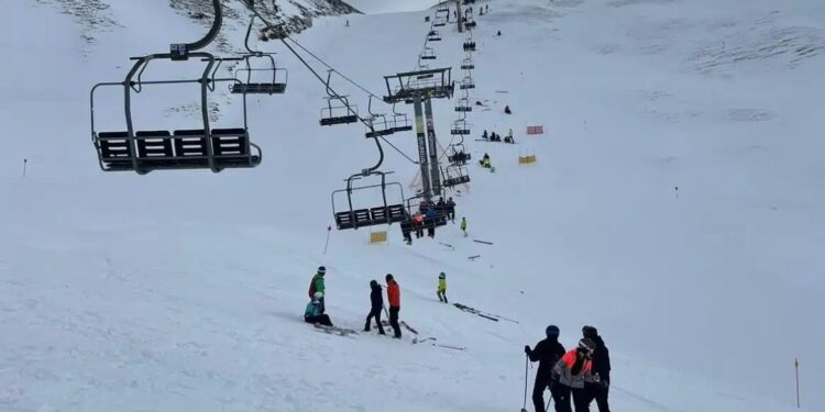 Alldaynews.gr Έπεσε αναβατήρας σκι – Τραυματίες και εγκλωβισμένοι (φωτο, video)