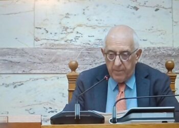 Γκάφα με το μικρόφωνο του Κακλαμάνη στη Βουλή: «Ο μ@λ@κ@ς δεν έπρεπε να φύγει» (video)