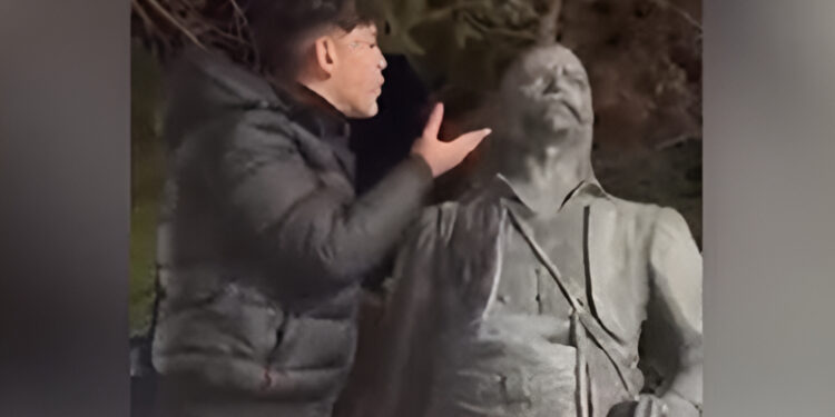 Alldaynews.gr Συνελήφθη ο νεαρός που βεβήλωσε το άγαλμα του Κατσαντώνη στο Κορδελιό