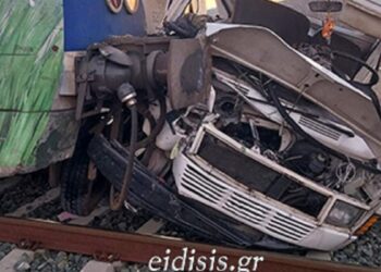 Τραγωδία: Σφοδρή σύγκρουση τρένου με φορτηγό – Ανασύρθηκε νεκρός ο οδηγός – Με λεωφορεία οι επιβάτες (video)