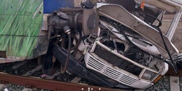 Τραγωδία: Σφοδρή σύγκρουση τρένου με φορτηγό – Ανασύρθηκε νεκρός ο οδηγός – Με λεωφορεία οι επιβάτες (video)