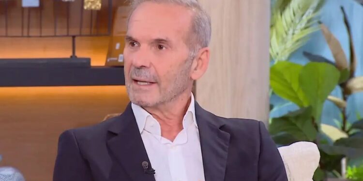 Alldaynews.gr Χείμαρρος ο Πέτρος Κωστόπουλος: «Πόσο γελοίο υποκείμενο μπορεί να είσαι; Πόσο αγράμματος, βλαξ ή στημένος;»
