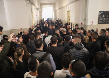 Επεισόδια έξω από τα δικαστήρια Ηρακλείου όπου απολογείται το ζευγάρι για την κακοποίηση του 3χρονου Άγγελου – Οργισμένοι πολίτες επιχείρησαν εισβολή