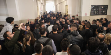 Alldaynews.gr Επεισόδια έξω από τα δικαστήρια Ηρακλείου όπου απολογείται το ζευγάρι για την κακοποίηση του 3χρονου Άγγελου – Οργισμένοι πολίτες επιχείρησαν εισβολή