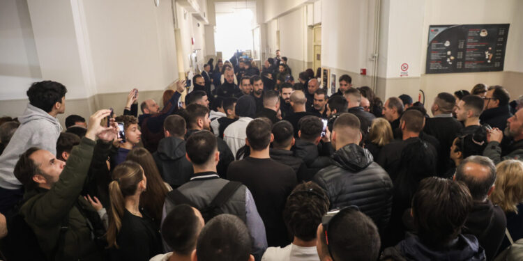 Alldaynews.gr Επεισόδια έξω από τα δικαστήρια Ηρακλείου όπου απολογείται το ζευγάρι για την κακοποίηση του 3χρονου Άγγελου – Οργισμένοι πολίτες επιχείρησαν εισβολή