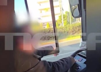 Νέο περιστατικό ασυνείδητου οδηγού λεωφορείου: Κάπνιζε και μιλούσε στο κινητό εν κινήσει – «Έσβηνε και άναβε συνέχεια»