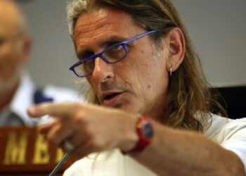 Η στιγμή που η κρότου – λάμψης των ΜΑΤ βρίσκει τον φωτορεπόρτερ Μάριο Λώλο στο κεφάλι (video)