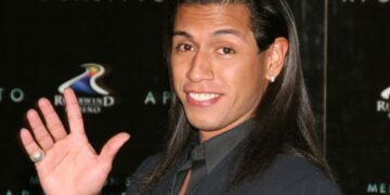 Alldaynews.gr Ο ηθοποιός του Χόλιγουντ Ρούντι Γιάνγκμπλαντ κρατείται στο ΑΤ Γαλατσίου ‑ Επεισόδιο με αστυνομικό