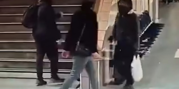 Alldaynews.gr Η τρομακτική στιγμή που νεαρός μαχαιρώνει στον λαιμό επιβάτη επειδή τον σκούντηξε κατά λάθος στο μετρό (video)