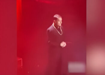 Προκλητική εμφάνιση Γιώργου Μαζωνάκη: Φορούσε ράσο και… εγκόλπιο στα μπουζούκια