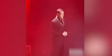 Προκλητική εμφάνιση Γιώργου Μαζωνάκη: Φορούσε ράσο και… εγκόλπιο στα μπουζούκια