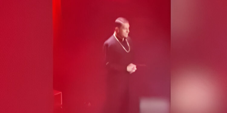 Προκλητική εμφάνιση Γιώργου Μαζωνάκη: Φορούσε ράσο και… εγκόλπιο στα μπουζούκια