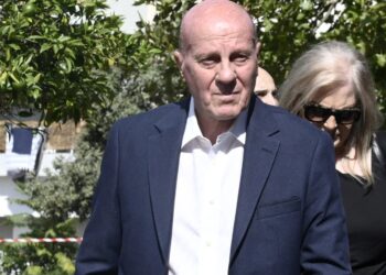 Μίμης Δομάζος: Συγκινούν οι κόρες του με ανάρτησή τους – «Σε περιμένουμε, η ζωή σου τώρα στα χέρια του Θεού»