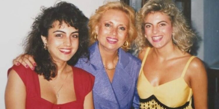 Alldaynews.gr Ίδια η Βίκυ Μοσχολιού: Ράνια & Ευαγγελία Δομάζου – Έτσι είναι σήμερα οι κόρες του Μίμη Δομάζου