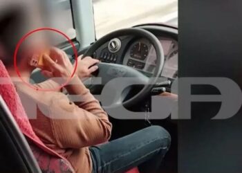 Οδηγός ΚΤΕΛ τρέχει με 120χλμ και μιλά συνέχεια στο κινητό – Βίντεο