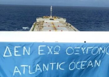 «Δεν έχω οξυγόνο»: Το σύνθημα για τα Τέμπη έφτασε μέχρι τον… Ατλαντικό Ωκεανό