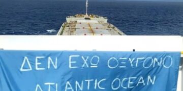 «Δεν έχω οξυγόνο»: Το σύνθημα για τα Τέμπη έφτασε μέχρι τον… Ατλαντικό Ωκεανό