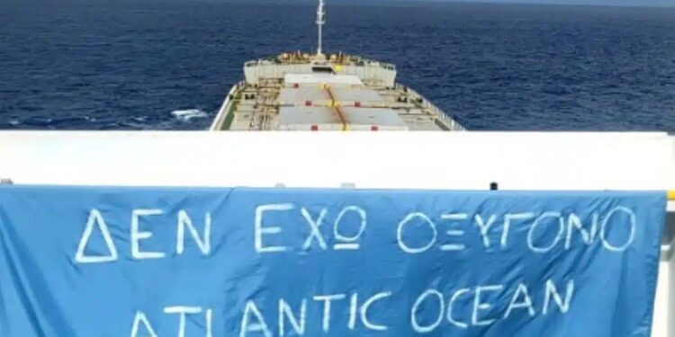 «Δεν έχω οξυγόνο»: Το σύνθημα για τα Τέμπη έφτασε μέχρι τον… Ατλαντικό Ωκεανό