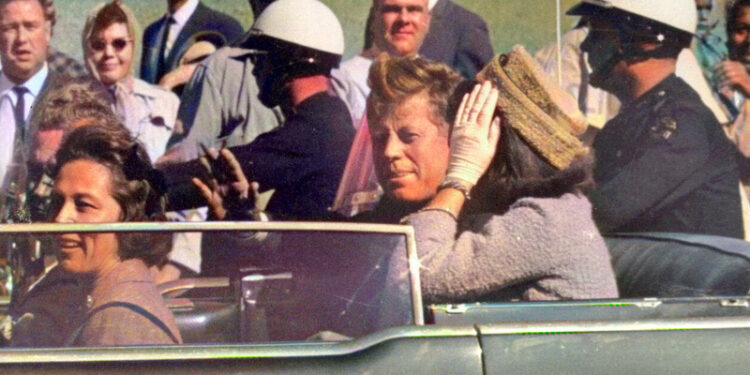 Alldaynews.gr Σοκαριστικό Βίντεο για τη Δολοφονία Κένεντι: Βίντεο δείχνει τον οδηγό της λιμουζίνας να γυρνά και να τον «πυροβολεί»